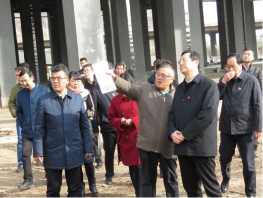 省委常委、西寧市委書記王曉在青海省物產(chǎn)集團(tuán)總公司黨委書記、總經(jīng)理王玉輝陪同下，深入青海物產(chǎn)朝陽物流園區(qū)。